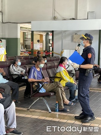 嘉市警舉牌＋大聲公　國台語「雙聲道」宣導防疫