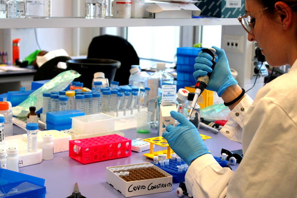 ▲▼ 義大利研究人員在實驗室上班，針對疫苗進行研發。（圖／路透）