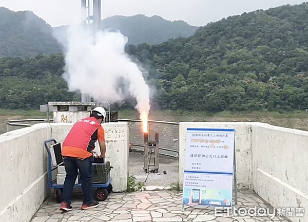 ▲北水局26日中午分別在石門水庫實施人工增雨作業。（圖／記者沈繼昌翻攝）