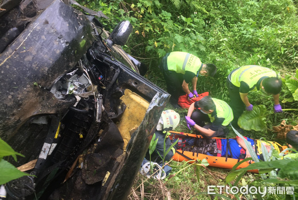 ▲台3縣新埔段26日傳出一起小客車暴衝墜谷意外，車上2人1死1重傷。（圖／記者黃孟珍翻攝）