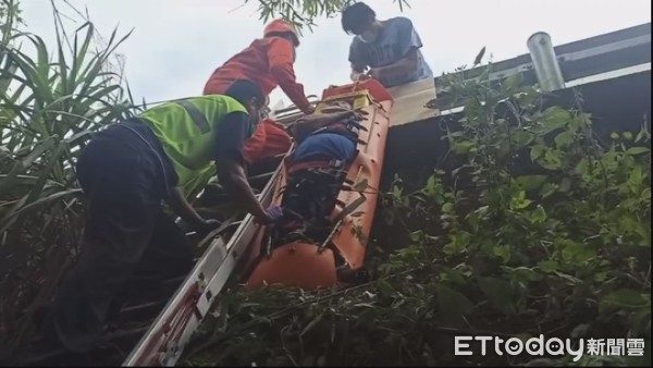 ▲救援人員合力將2人從30米深的山谷將人拉上路面，但女子還是因傷重不治。（圖／記者黃孟珍翻攝）