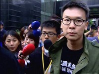 身旁三人保護，林飛帆步出議場赴凱道。