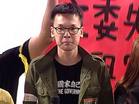 林飛帆將上台重申四訴求，帶群眾回立院。

