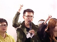 高舉右手，林飛帆高喊：人民站出來，台灣有未來！