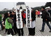 ▲中正紀念堂紙熊貓展，兩位「熊貓人」舉牌被活動員工驅逐出場。（圖／記者徐偉修攝）