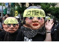 ▲凱道與中山南路口，反服貿大頭娃、反黑箱之墓。（圖／記者徐偉修攝）