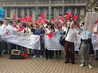 白衫軍於台北車站前力挺服貿。（圖／記者陳立勳攝）