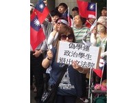 白衫軍於台北車站前力挺服貿。（圖／記者陳立勳攝）