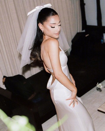 ▲▼亞莉安娜（Ariana Grande）公開婚禮照。（圖／翻攝自IG／arianagrande）
