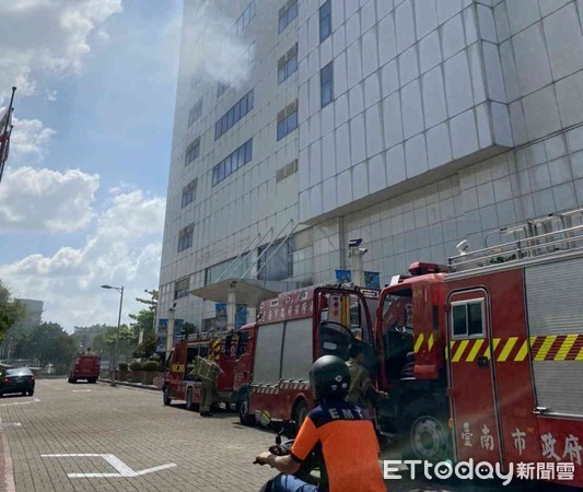 ▲台南市東區德安百貨4樓，上午傳出火警並冒出濃煙，消防局迅速派員搶救。（圖：民眾提供）