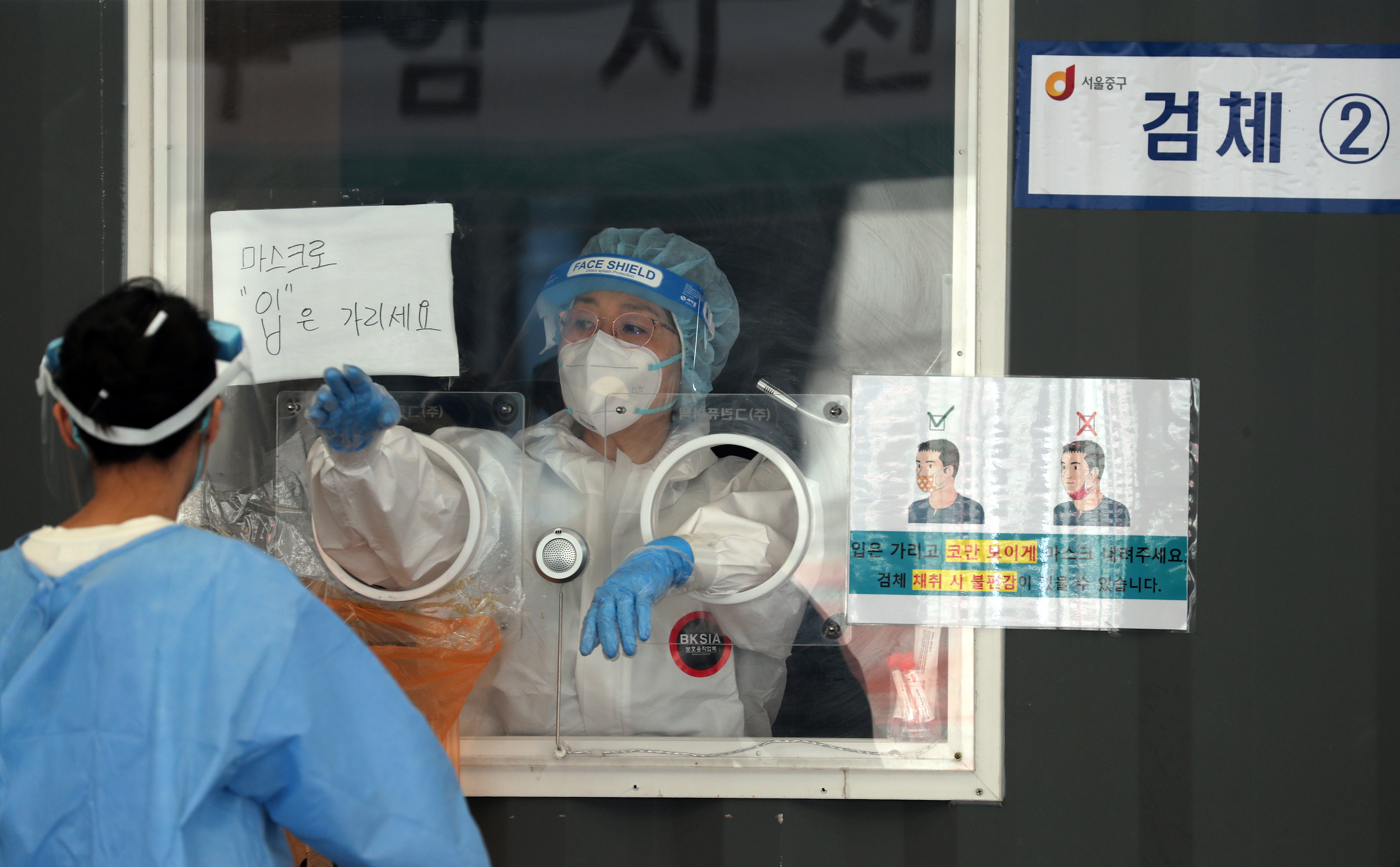 ▲▼美國FDA高度評價南韓建立起迅速的篩檢制度，圖為首爾市中心的臨時篩檢站。（圖／達志影像）