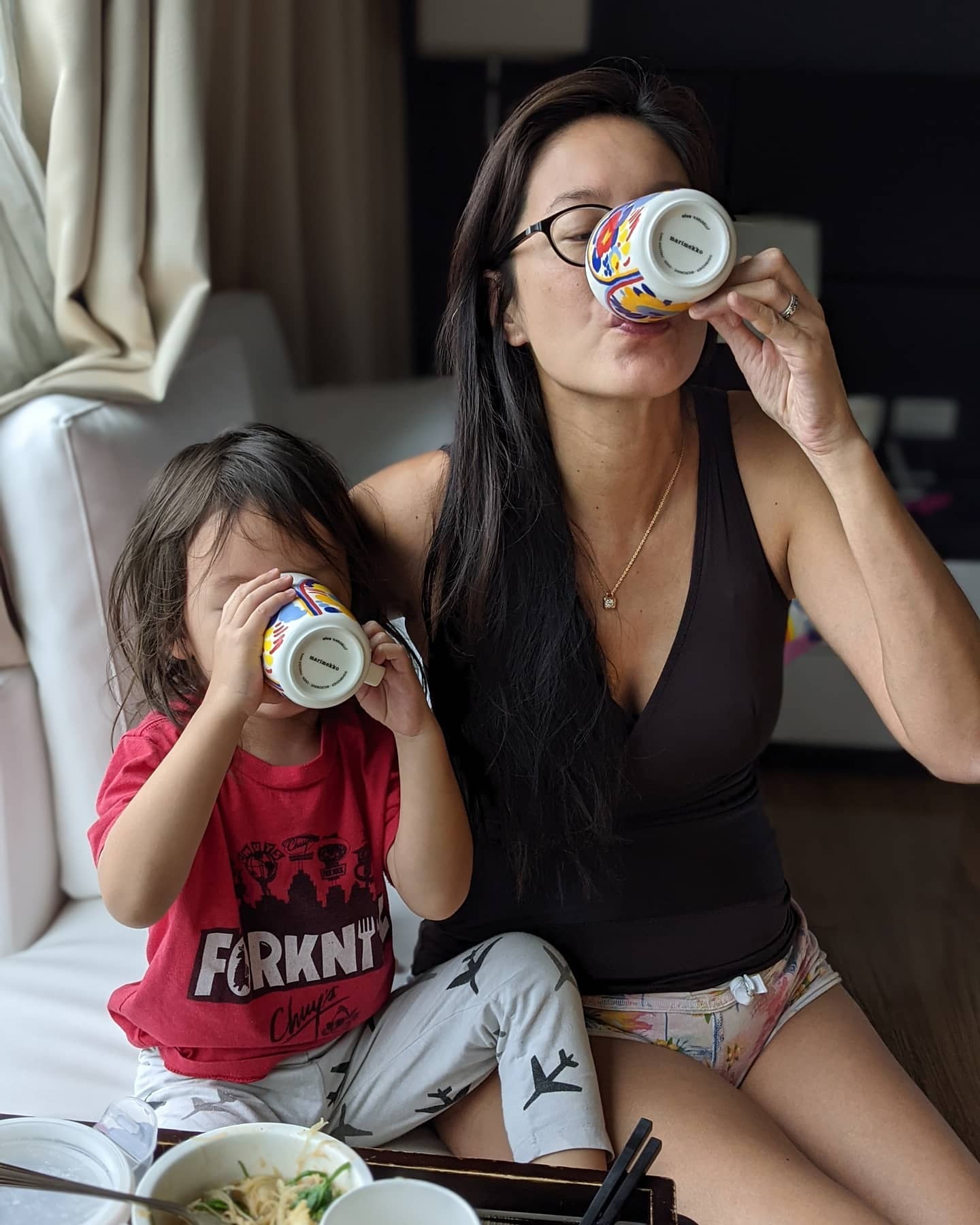 ▲Janet表示帶小孩需要喝咖啡來保持理智。（圖／翻攝自Facebook／Janet Hsieh 謝怡芬）