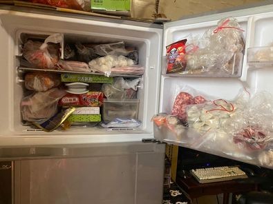 ▲網友分享，家人寄來的食物塞買冰箱。（圖／取自爆怨2公社）