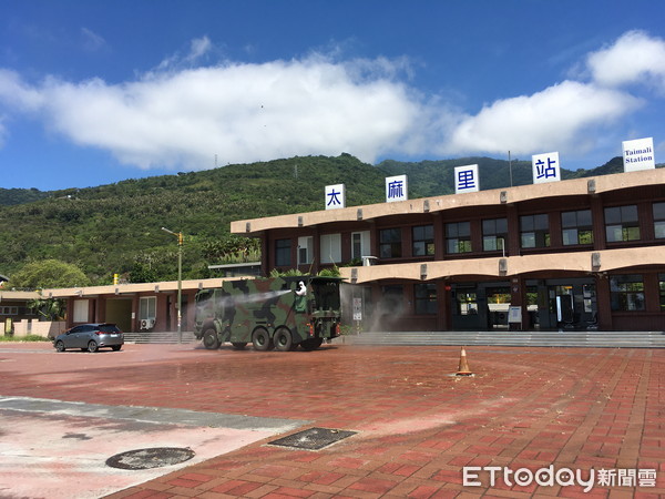 ▲▼ 花防部陸軍化學兵支援台東，協助金峰及太麻里兩鄉大消毒。（圖／記者楊漢聲翻攝，下同）