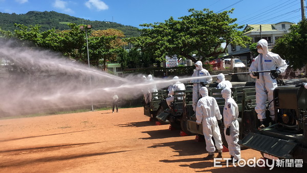 ▲▼ 花防部陸軍化學兵支援台東，協助金峰及太麻里兩鄉大消毒。（圖／記者楊漢聲翻攝，下同）