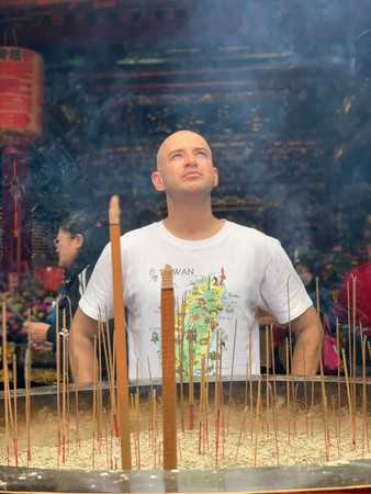 ▲吳鳳宣傳自家產品被嫌都是生意經，坦言很傷心。（圖／翻攝自臉書／吳鳳 Rifat）