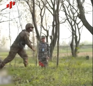 ▲解放軍偵察兵投擲飛刀。（圖／翻攝央廣軍事微博）