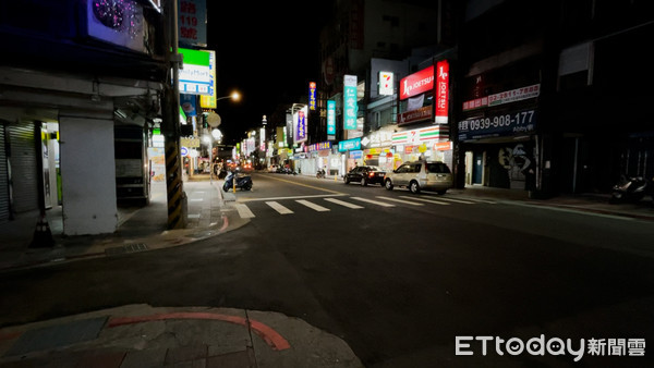 ▲▼受疫情影響，士林飛來發彩券行黃有忠表示，這陣子來夜市人潮只能用三個字「慘慘慘」來形容，彩券生意只剩1/3，本來經營的腳底按摩在5/15日就已經先暫停營業，希望6/14日可以開始營業，不然就撐不下去了。（圖／記者謝盛帆攝）