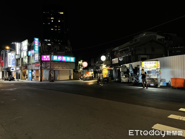 ▲▼受疫情影響，士林飛來發彩券行黃有忠表示，這陣子來夜市人潮只能用三個字「慘慘慘」來形容，彩券生意只剩1/3，本來經營的腳底按摩在5/15日就已經先暫停營業，希望6/14日可以開始營業，不然就撐不下去了。（圖／記者謝盛帆攝）