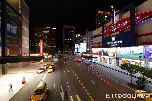 ▲▼新冠疫情下的台北夜景。北市府鳥瞰仁愛路、信義區華納威秀、捷運市府站、微風信義店、忠孝基隆路口、西門町。（圖／記者湯興漢攝）