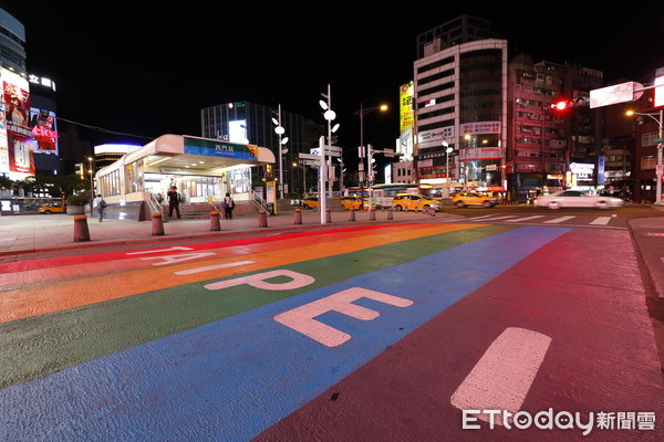 ▲▼新冠疫情下的台北夜景。北市府鳥瞰仁愛路、信義區華納威秀、捷運市府站、微風信義店、忠孝基隆路口、西門町。（圖／記者湯興漢攝）