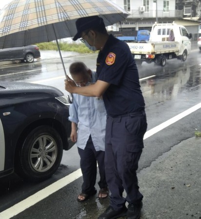 ▲▼  高雄旗山分局員警不忍阿公淋雨回家，主動撐傘護送           。（圖／記者黃子倩翻攝）