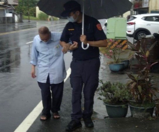 ▲▼  高雄旗山分局員警不忍阿公淋雨回家，主動撐傘護送           。（圖／記者黃子倩翻攝）