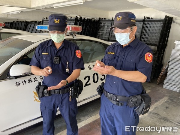 ▲新竹縣2企業捐物資　2000瓶消毒罐、2台巡邏車挺員警渡疫情。（圖／記者陳凱力翻攝）