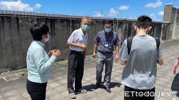 ▲北港亞洲大樓13樓頂的屋突外牆龜裂無人處理，越來越嚴重，從側面看，三面突出圓形外牆已嚴重龜裂並傾斜。（圖／記者蔡佩旻翻攝）