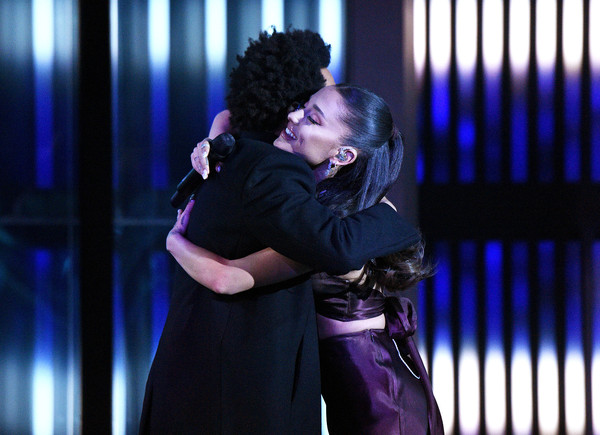 ▲▼亞莉安娜（Ariana Grande）現身iHeartRadio頒獎典禮，與威肯（The Weeknd）合體演出。（圖／CFP）