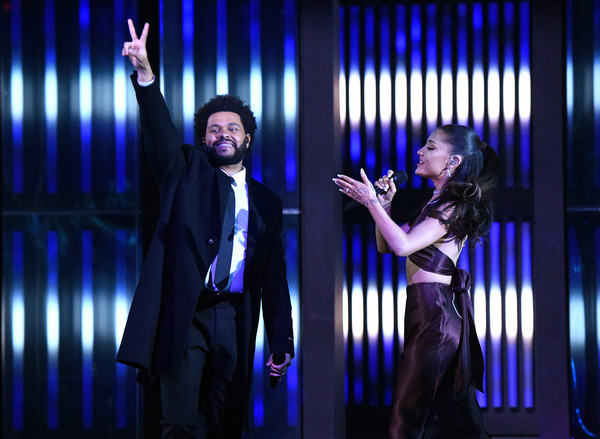 ▲▼亞莉安娜（Ariana Grande）現身iHeartRadio頒獎典禮，與威肯（The Weeknd）合體演出。（圖／CFP）