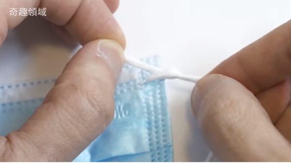 ▲修補斷掉口罩的方法。（圖／翻攝自YouTube／奇趣領域）