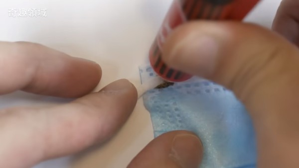 ▲修補斷掉口罩的方法。（圖／翻攝自YouTube／奇趣領域）