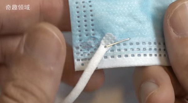 ▲修補斷掉口罩的方法。（圖／翻攝自YouTube／奇趣領域）