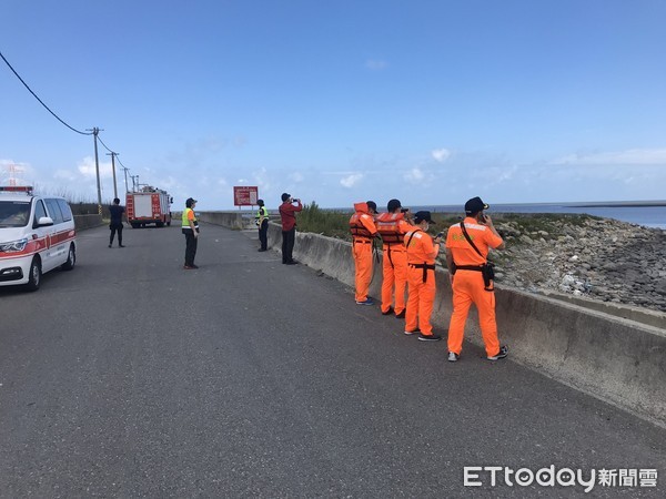 ▲許厝寮沙洲男子挖蛤蜊受困，海巡人員機警涉水搶救。（圖／記者高堂堯翻攝）