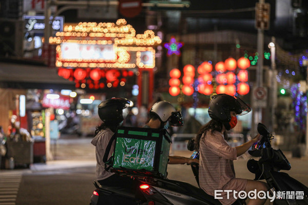 ▲新冠肺炎疫情擴散，民眾改叫uber eats外送。（圖／記者林敬旻攝）