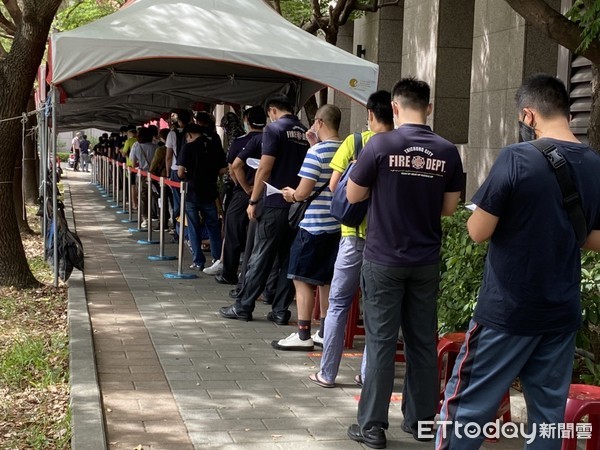 ▲▼警察與消防人員到醫院施打AZ疫苗。             。（圖／台中市政府提供）