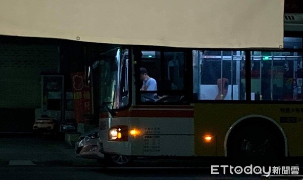 ▲▼三重客運防疫公車南下嘉義，司機沒戴口罩被投訴。（圖／民眾提供）