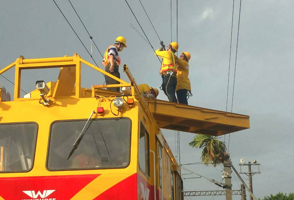 ▲台鐵人員正在搶修電車線中。（圖／台鐵）