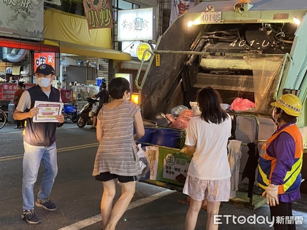 ▲台南市環保局連續5天下來，勸導倒垃圾要戴口罩件數近6千件，另告發239件移送衛生局裁罰。（圖／記者林悅翻攝，下同）