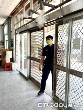 ▲台南市警善化分局善化派出所率先設置「滅菌門」，消毒淨身防疫升級減少傳染風險。（圖／記者林悅翻攝，下同）