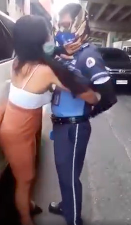 ▲菲律賓女子無照又襲警。（圖／翻攝自Facebook／Manila Public Information Office）