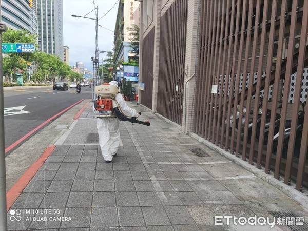 ▲▼板橋警分局緊急進行環境清消。（圖／記者陳雕文翻攝）