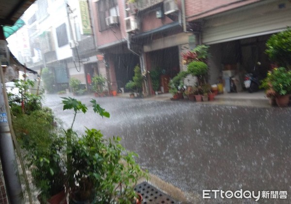 ▲台南市29日下起陣雨，市長黃偉哲希望為乾涸見底的水庫增加蓄水，讓台南市的旱象稍為獲得紓解。（圖／記者林悅翻攝，下同）