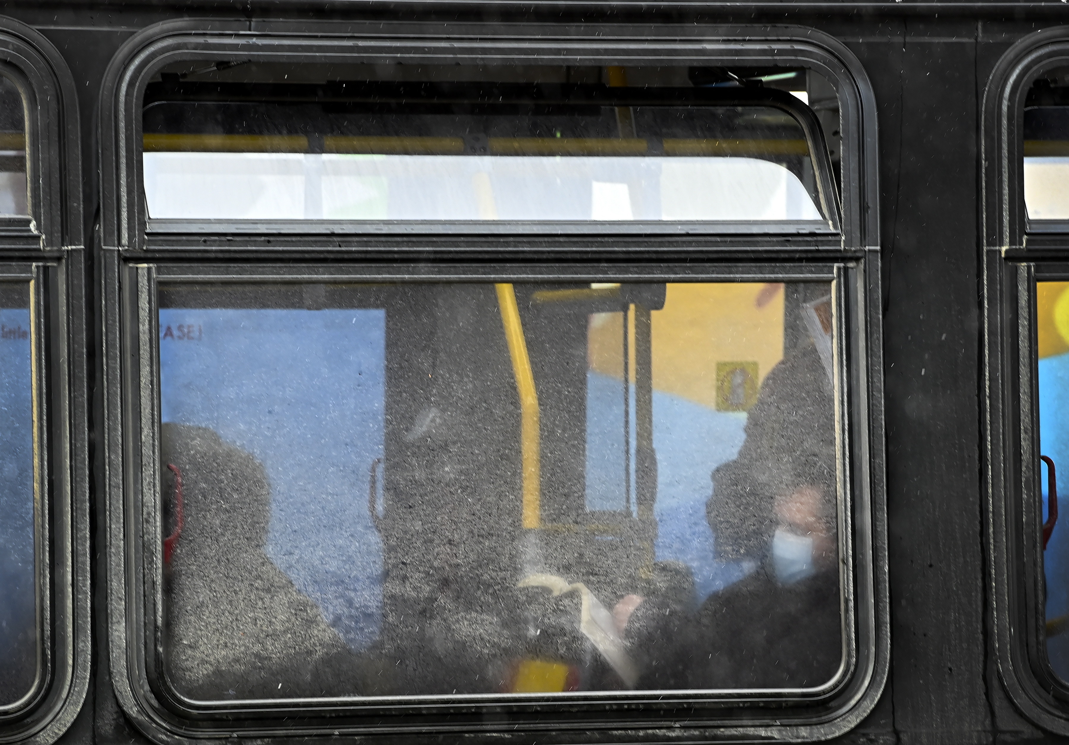 ▲▼ 加拿大多倫多一名男子戴上口罩搭公車。（圖／達志影像／美聯社）