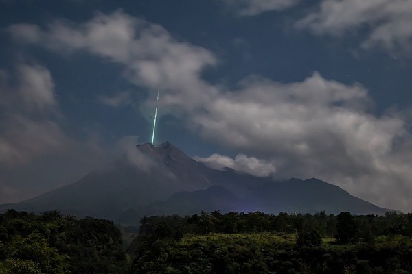 ▲▼電影情節成真！流星墜入印尼默拉皮火山...唯美畫面曝光。（圖／翻攝自Gunarto_song個人IG）