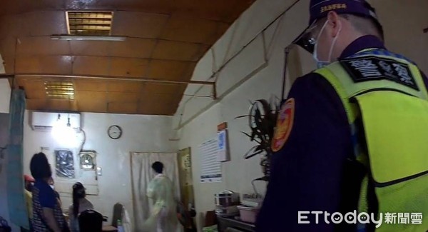 ▲警方會同衛生局人員依報前往䅲査，果然見屋內一桌人聚集打牌。（圖／台東縣警察局提供，下同）