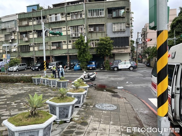 ▲▼三重發生砂石車因內輪差輾過單車騎士的嚴重車禍意外。（圖／記者陳豐德翻攝）