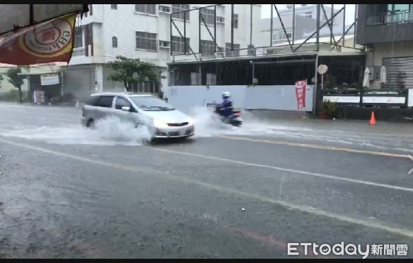 ▲布袋豪大雨。（圖／記者翁伊森翻攝）