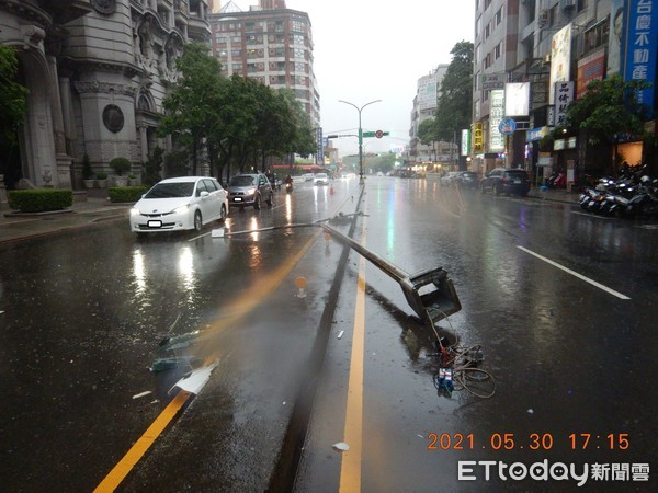 ▲▼快訊／台中藍寶堅尼「撞飛」路燈至少5公尺　駕駛：下雨打滑。（圖／記者李忠憲翻攝）